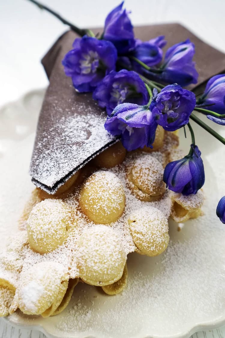 Bubble Waffles mit Puderzucker