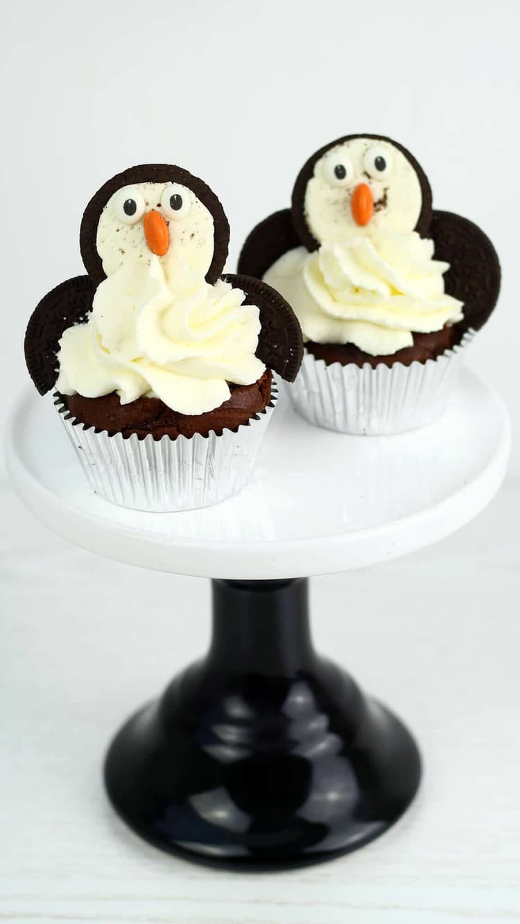 Pinguin Fledermaus Cupcakes mit Oreos und M&Ms
