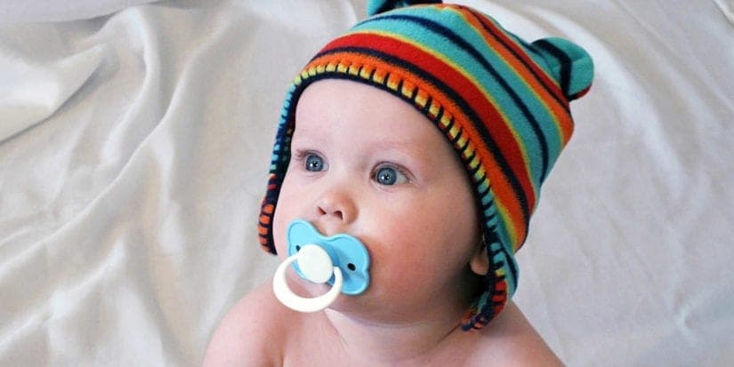 Schnuller oder Daumen: Was ist besser für mein Baby?