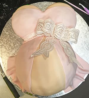 babyparty babybauch-torte unfertig