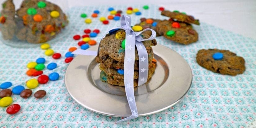 Backmischung im Glas: Smarties-Cookies mit Etiketten