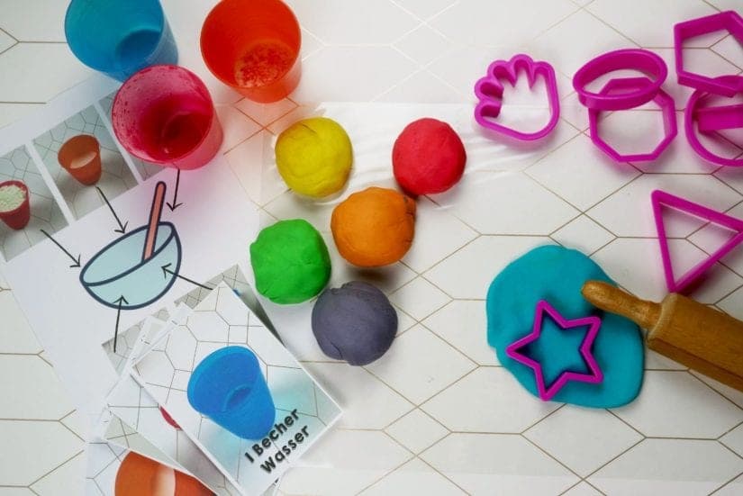 Becher-Rezept: Knete mit Kindern zusammen selber machen