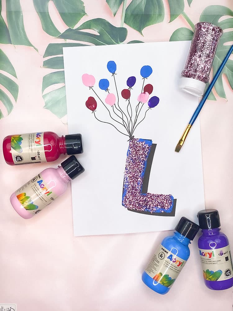 fliegende buchstaben fuer die kinderzimmertuer-kreative tuerschilder basteln3