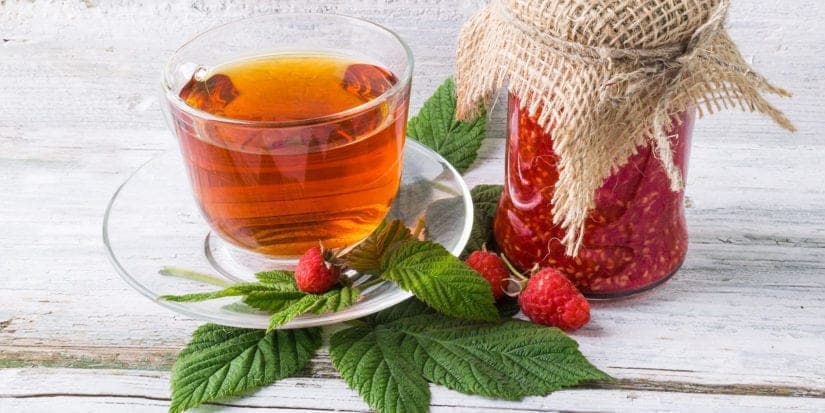 Himbeerblättertee: Wirkung bei Kinderwunsch & Geburt