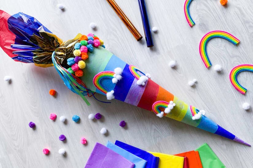 Regenbogen Schultüte basteln: Bunte Anleitung mit Vorlage
