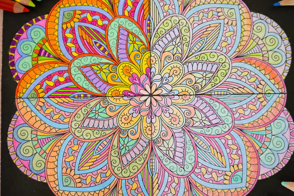 Vollständig ausgemaltes Blumen-Mandala mit vier unterschiedlich leuchtenden Quadranten