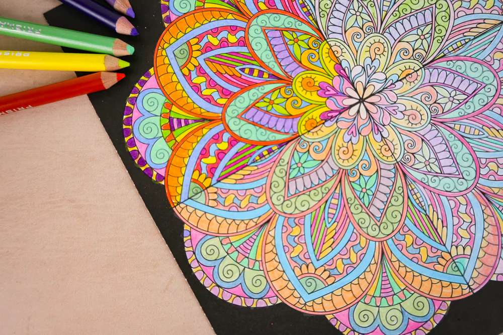 Nahaufnahme des mit Prismacolor-Stiften besonders leuchtend ausgemalten Mandala-Bereichs