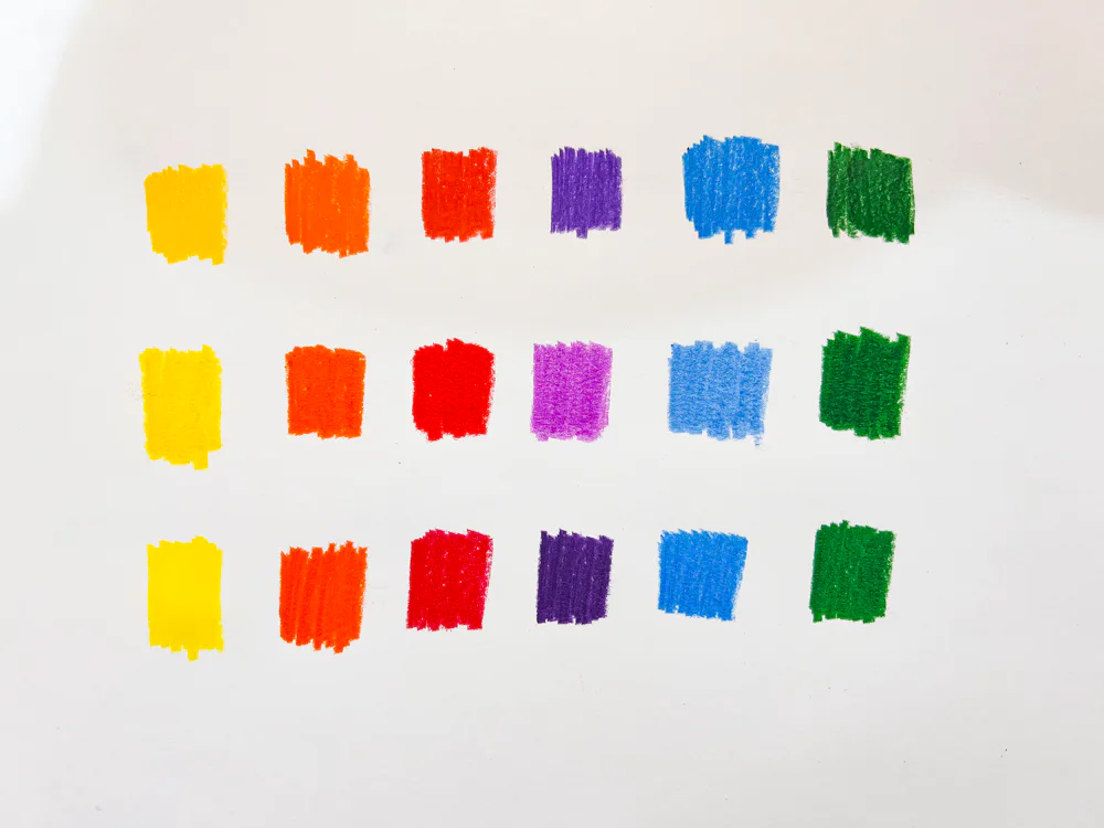 Farbige Testflächen von drei Buntstift-Marken im Deckkraftvergleich