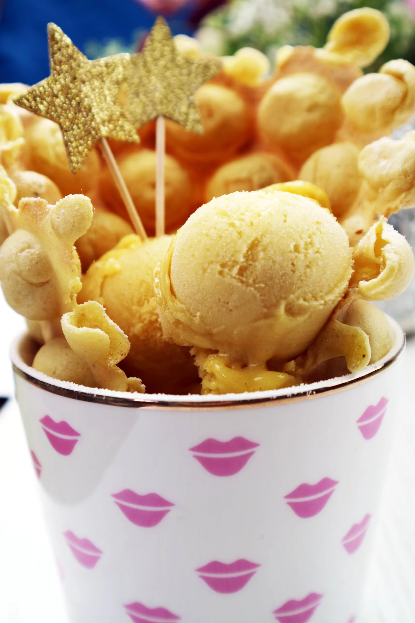 Egg Waffles mit Eis Nahaufnahme