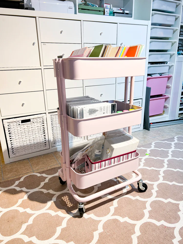 Rosafarbener IKEA RÅSKOG Servierwagen ordentlich mit Bastelpapier und Stempeln befüllt