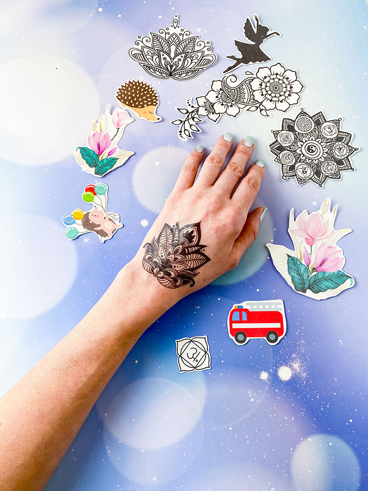 Selbst gedrucktes Mandala-Tattoo auf dem Handrücken neben weiteren ausgeschnittenen Motiven