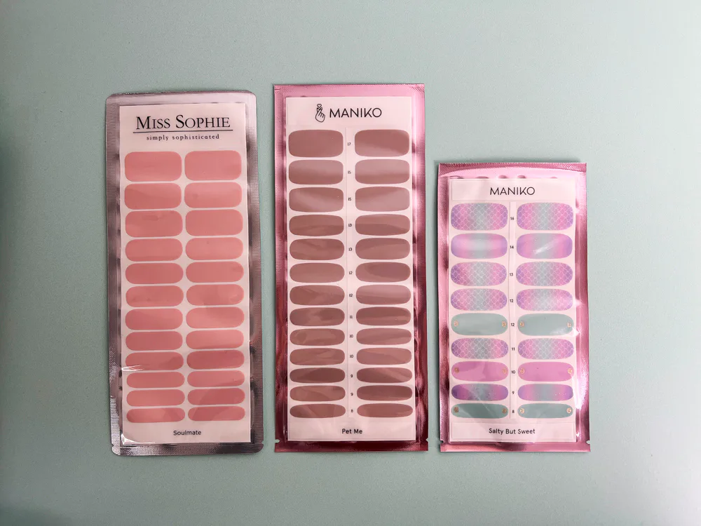 Drei Packungen Nagelfolien von Miss Sophie und MANIKO im Größenvergleich