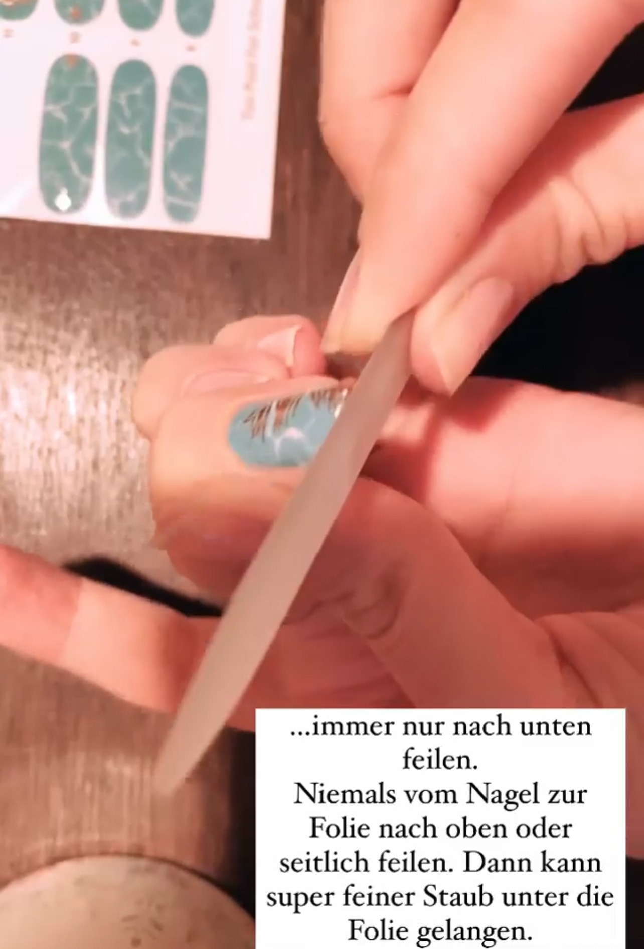 Überstehender Rand der Nagelfolie wird mit einer Feile nach unten abgefeilt