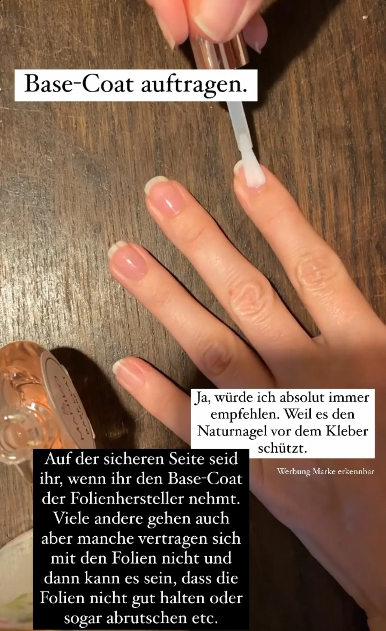 Hand trägt mit einem Pinsel Base Coat auf den Naturnagel auf