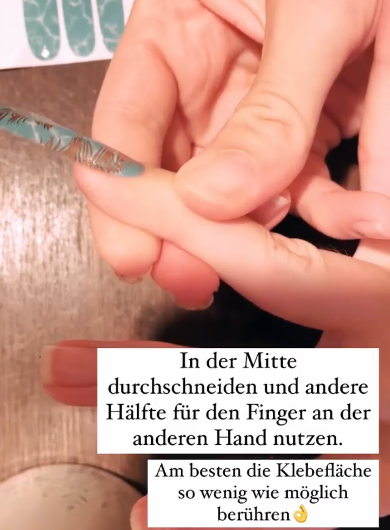 Nagelfolienstreifen wird für zwei Finger in der Mitte geteilt