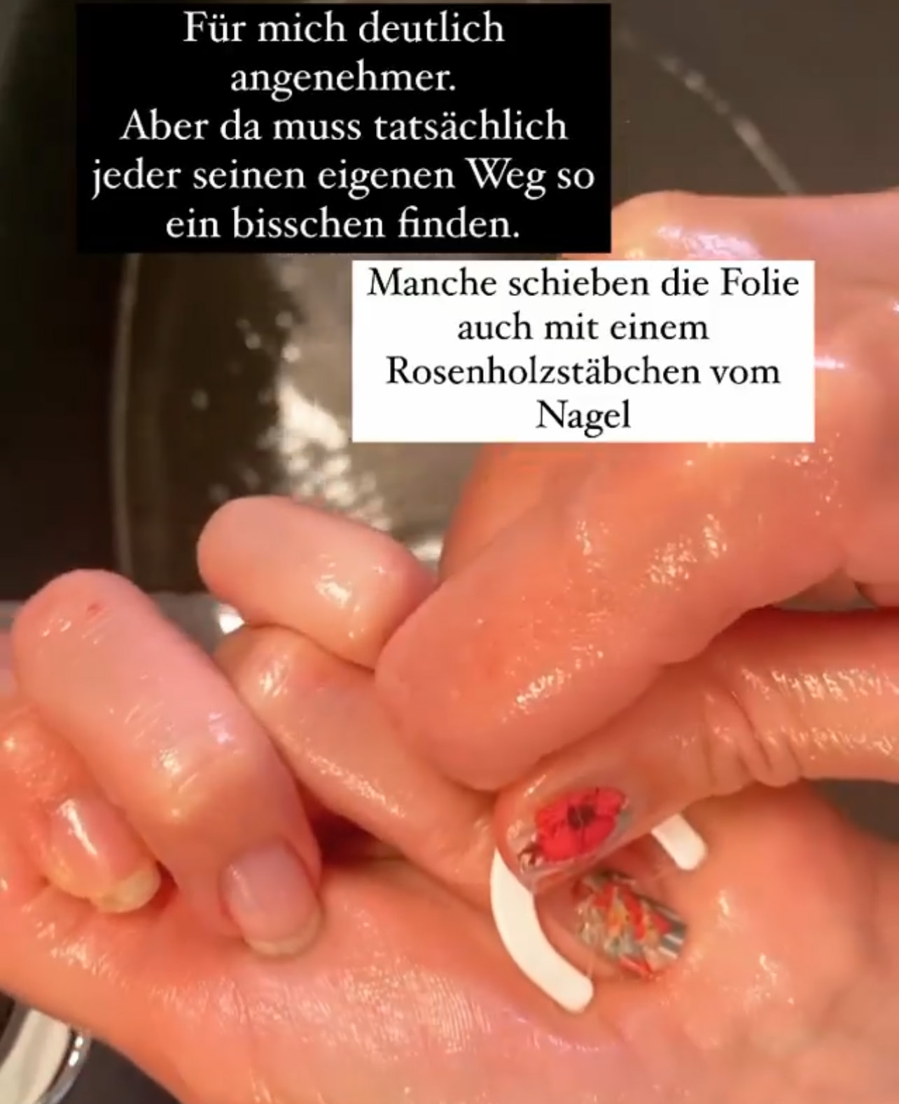 Finger mit halb abgelöster bunter Nagelfolie über dem Waschbecken