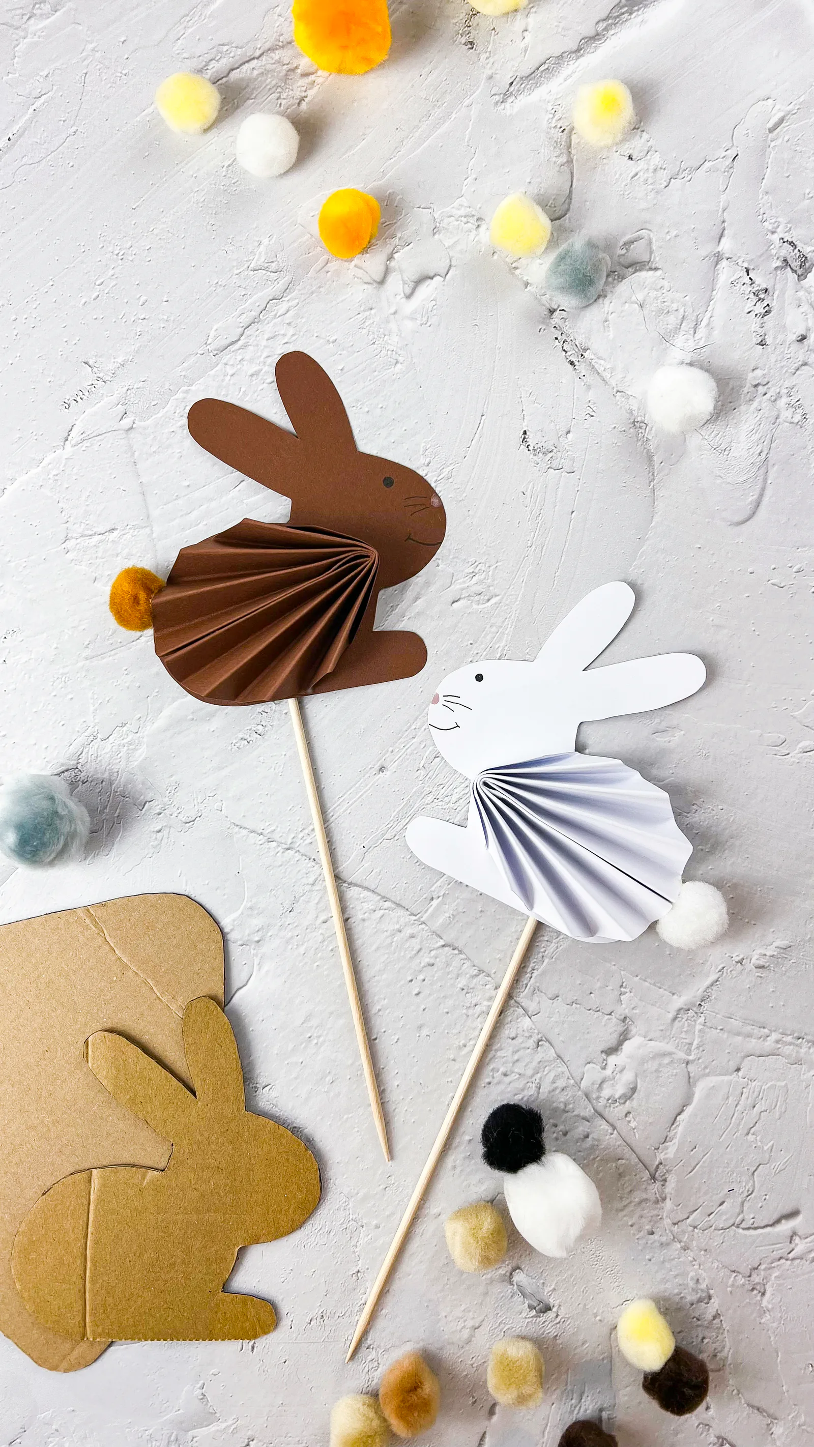 Fächer-Osterhasen aus braunem und weißem Papier als Blumenstecker