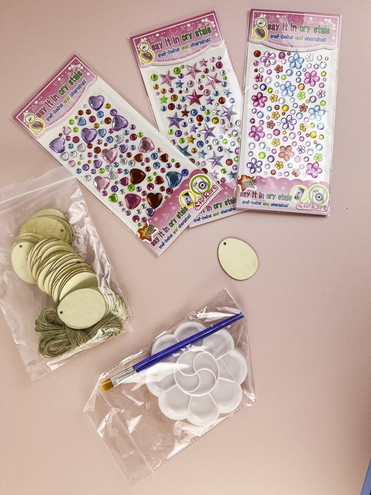 Strass-Stein-Sticker und Holz-Ei-Anhänger aus dem Schmuckstein-Bastelset