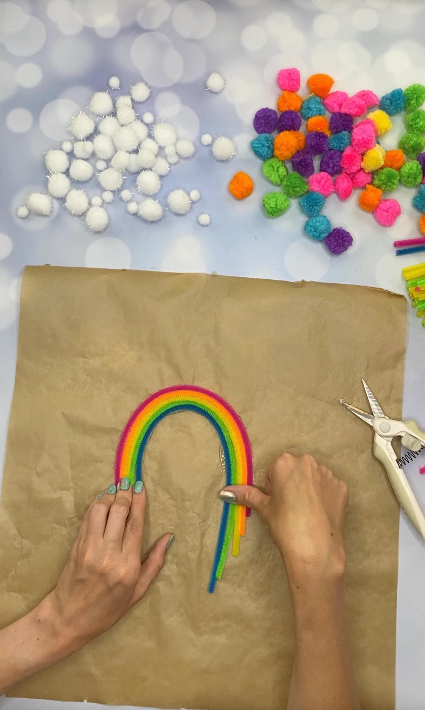 Fertiger Regenbogen aus buntem Chenilledraht trocknet auf dem Backpapier