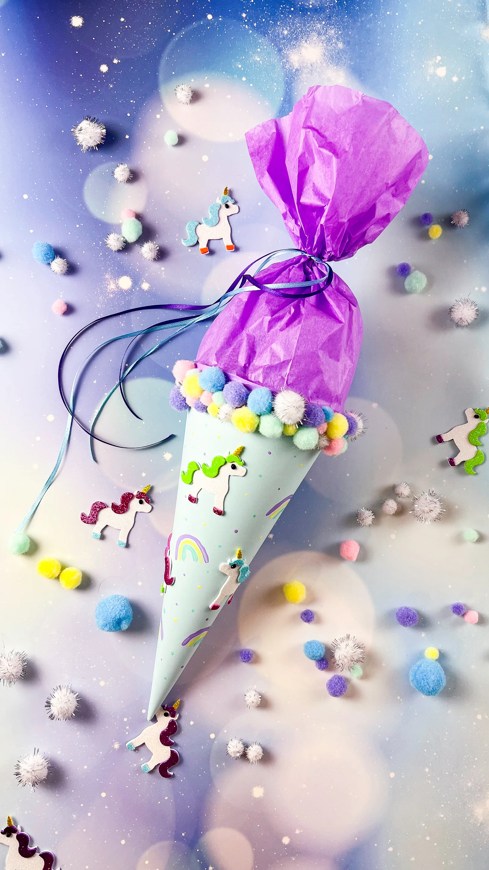 Fertige Einhorn-Schultüte mit lila Verschluss, Pompons und Einhorn-Stickern
