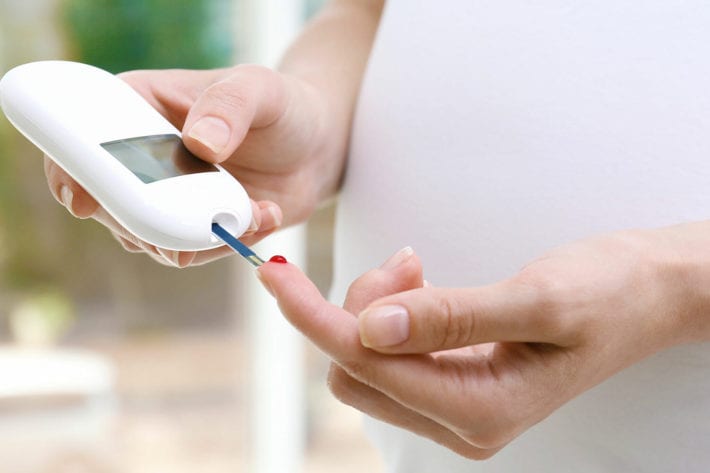 gestationsdiabetes schwangerschaftsdiabetes Titel: Frau misst Blutzuckerwert