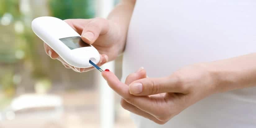 gestationsdiabetes schwangerschaftsdiabetes Titel: Frau misst Blutzuckerwert